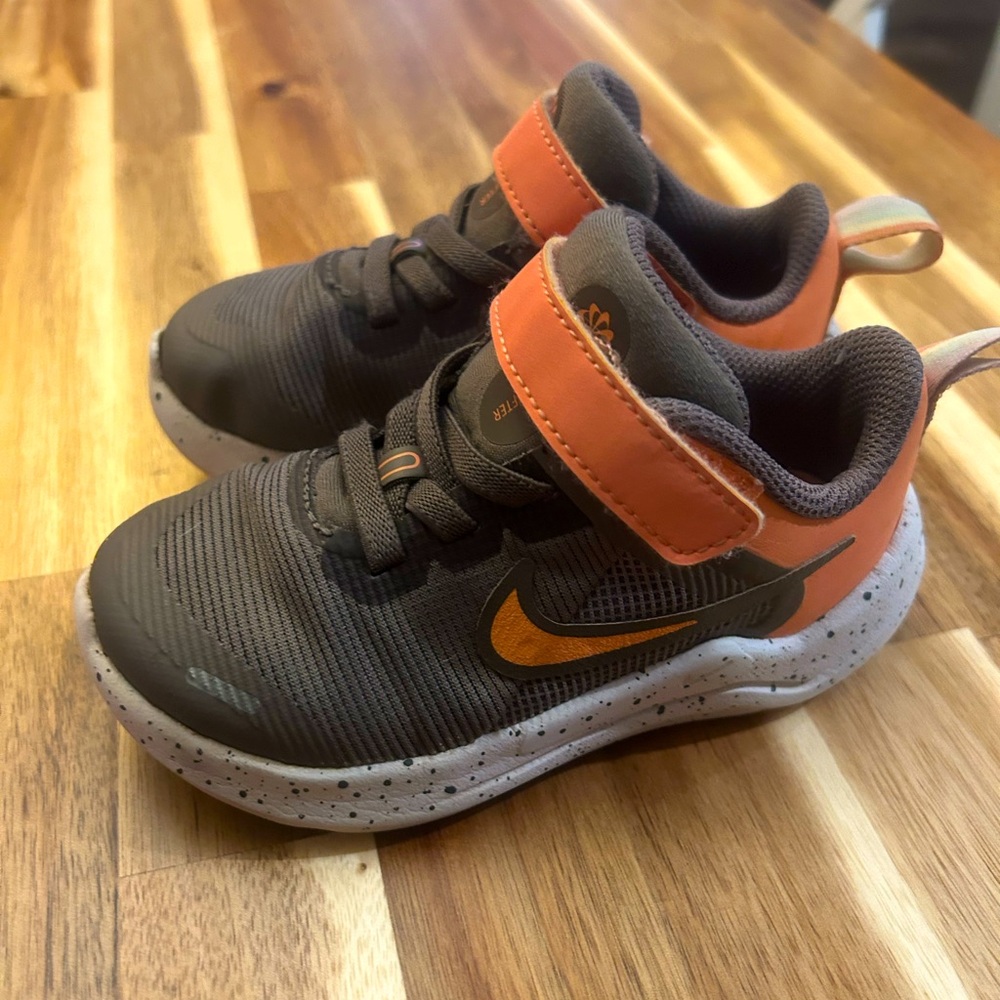 Nike Baby/Toddler Girls shoes (size 7)